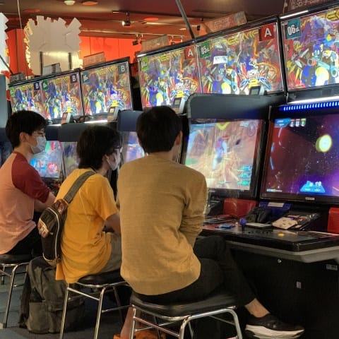 kids playing arcade games kids playing arcade games